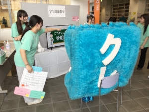 健康教室に参加する呉氏