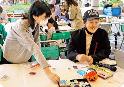 消しゴムはんこづくりの様子１