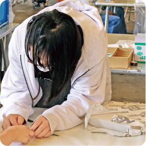 消しゴムはんこづくりの様子2