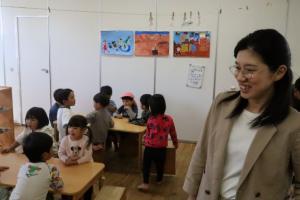 教室における園児たちの活動を見守る小田原委員