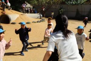園児と鬼ごっこをする小田原委員①