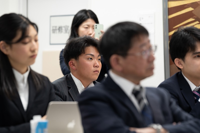 発表を聞いている男子生徒