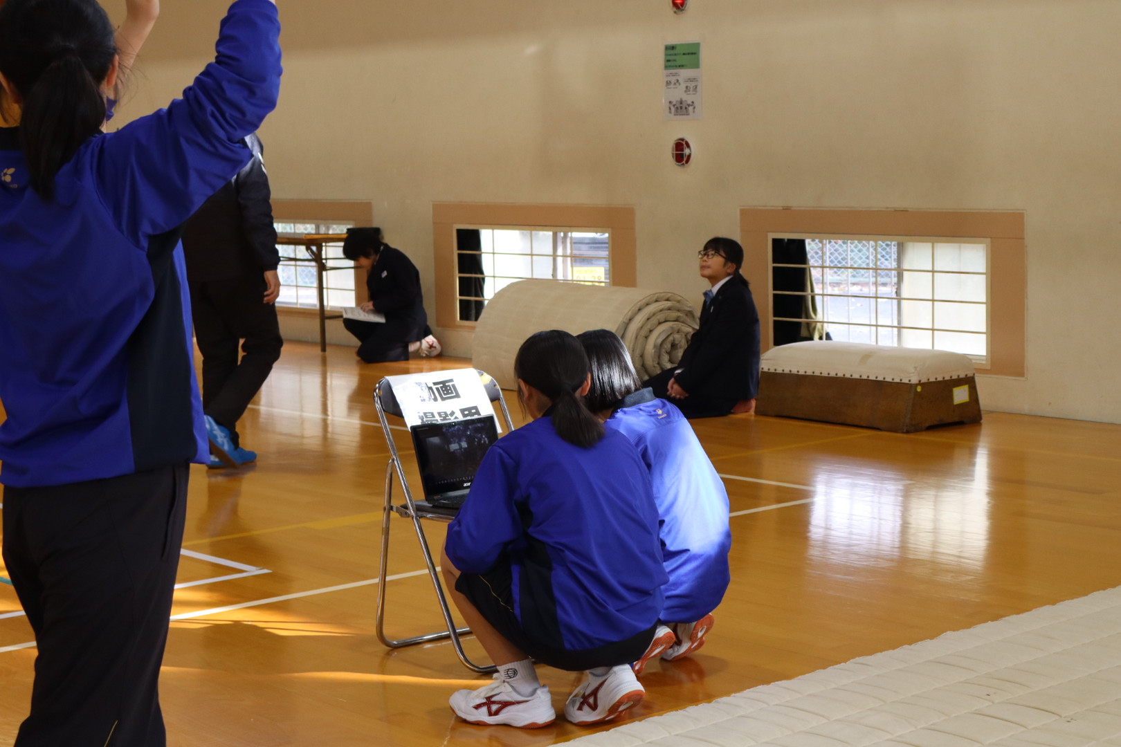 保健体育　動画を確認する様子