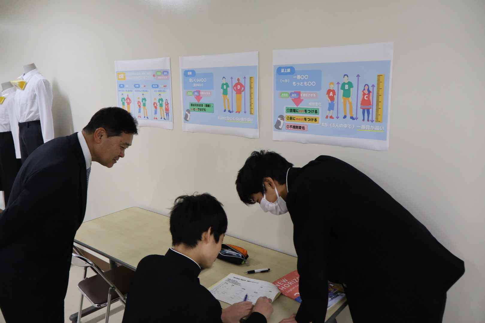 英語　生徒同士が教え合う姿