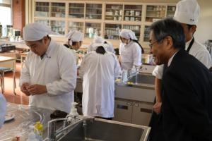 調理実習を見学する河田委員