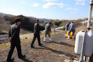 ビニールハウスへ向かう