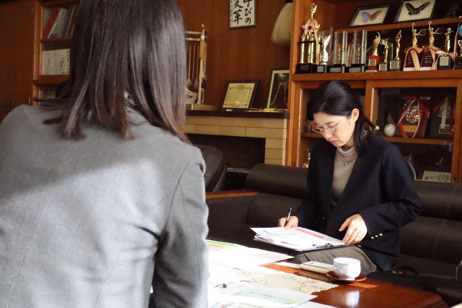 熊野第三小学校長から説明を受ける小田原委員