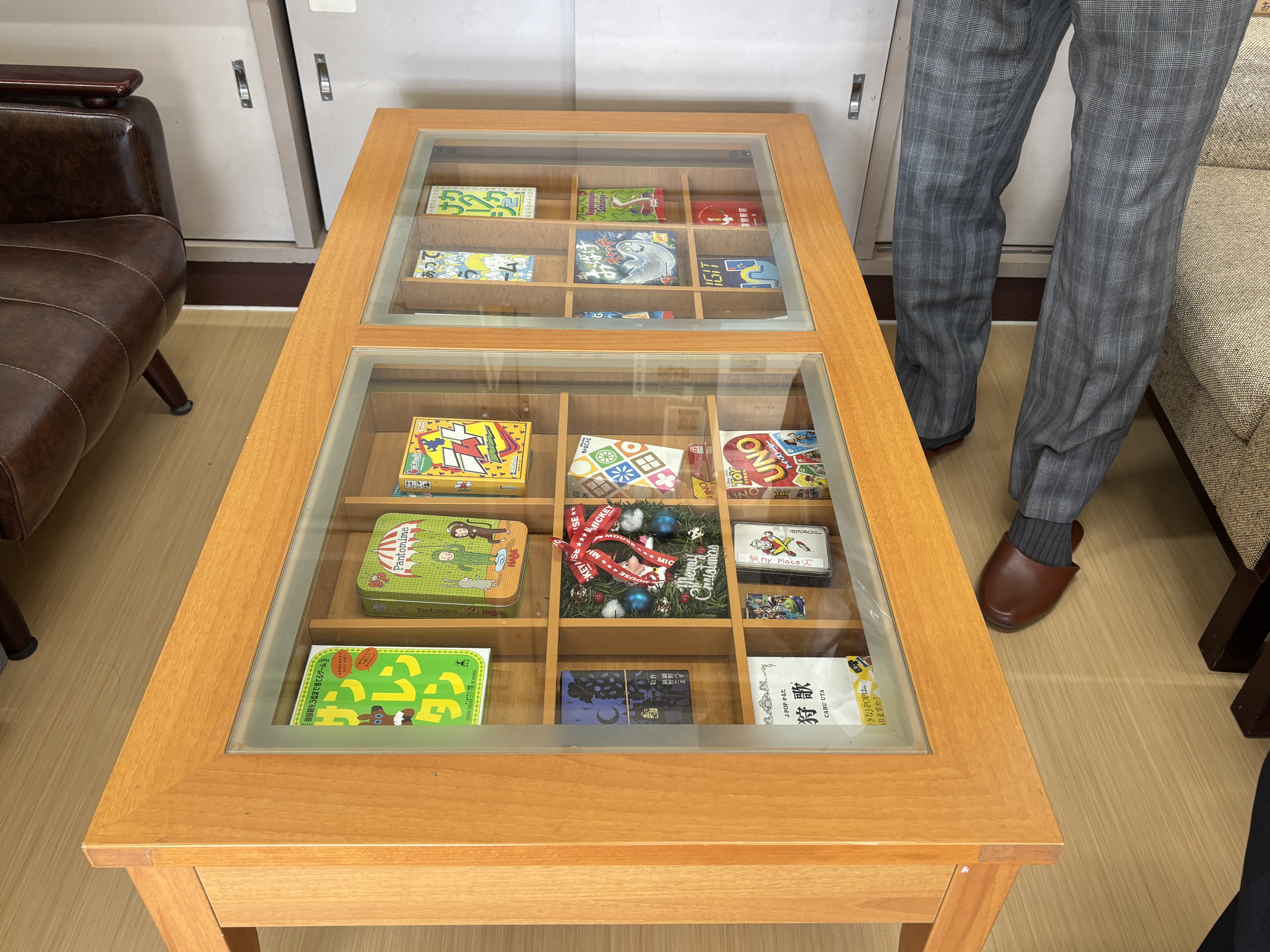 ボードゲームが収納された机