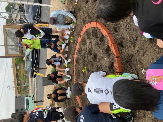 花の植え方を教わる