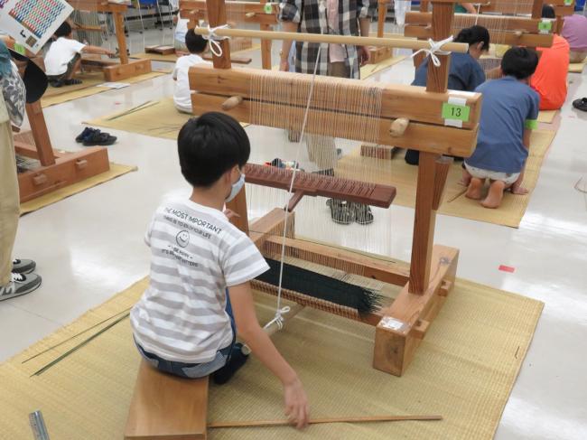 こども博物館教室「い草を織ろう」の作業中の画像