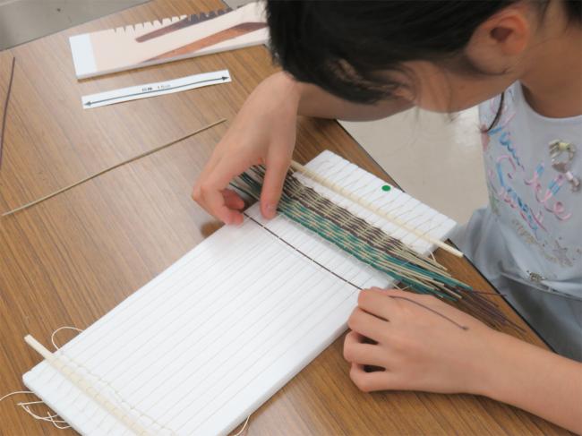 こども博物館教室「い草のコースターを作ろう」の作業中の画像