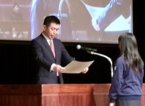 教育長からの認証状授与の様子