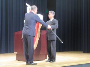 ​第72回広島杜氏組合自醸酒品評会褒賞状授与式の優勝旗授与