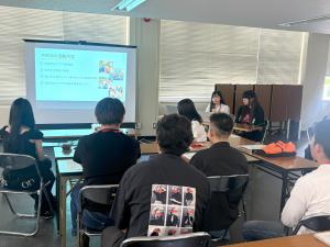 福山大学Ｐａｃｅの学生が活動紹介をしている様子