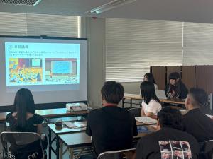 Ｐａｃｅの学生が事前学習について講義している様子
