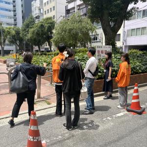学生が街で危険な場所を見つけている様子