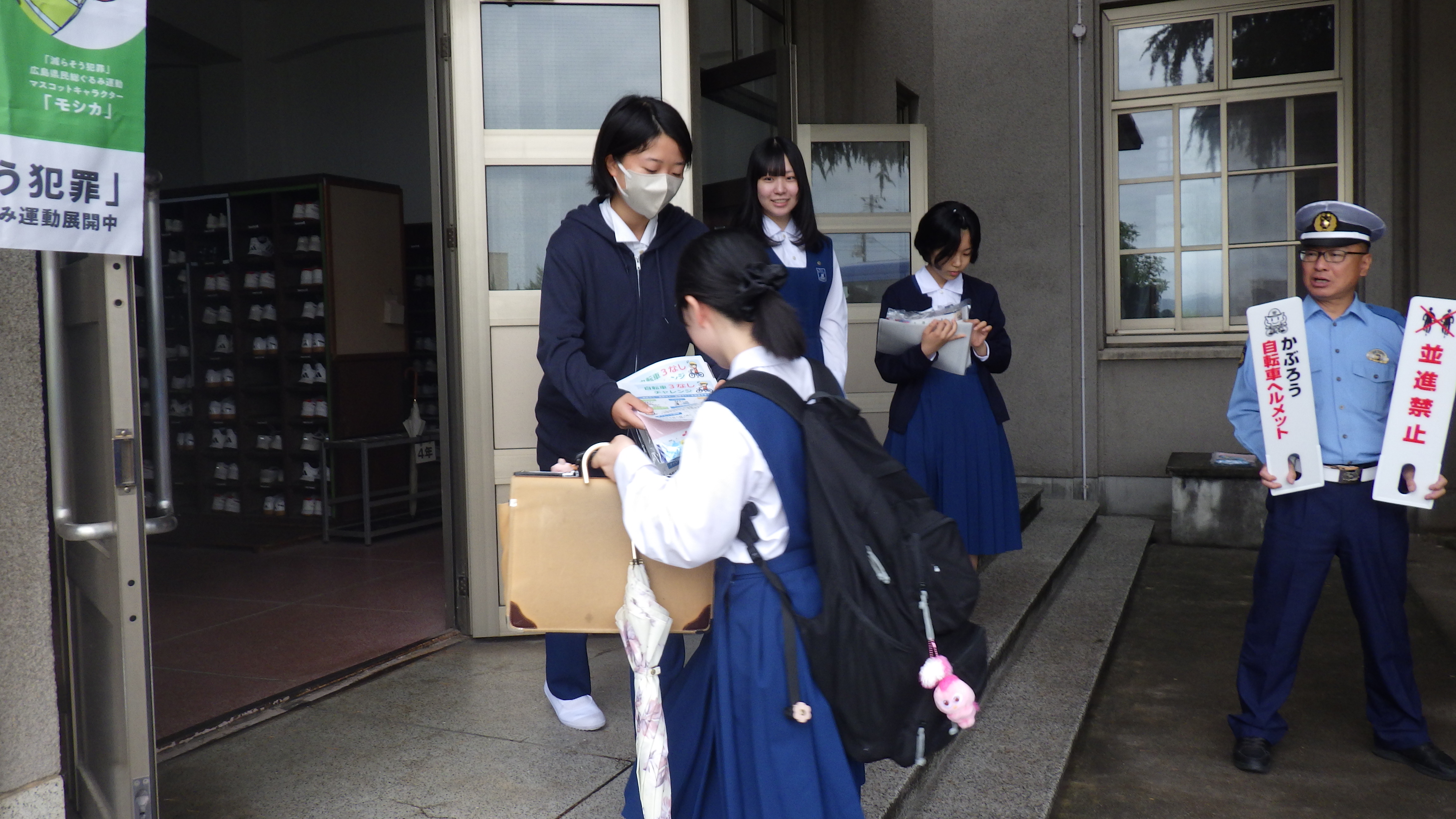 玄関で活動する様子