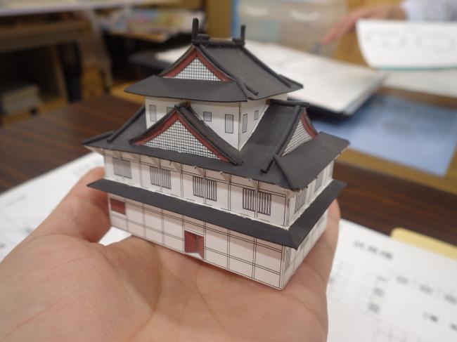 福山城（伏見櫓）のペーパークラフトの完成品の写真画像
