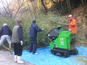 住民団体による竹の伐採とチップ化（福山市）