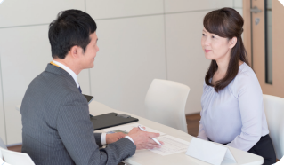 向かい合う求職者と相談員、カウンセリングの一場面
