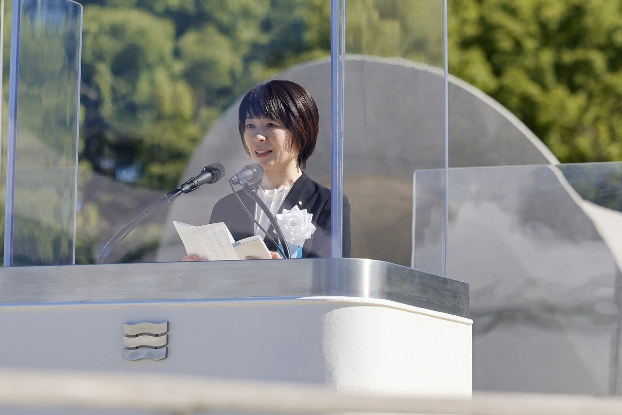 平和祈念式知事写真