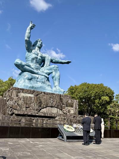 長崎平和祈念像献花