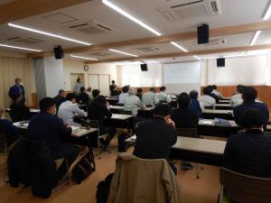 研修会の開催の様子参加者があいさつを聞いている。
